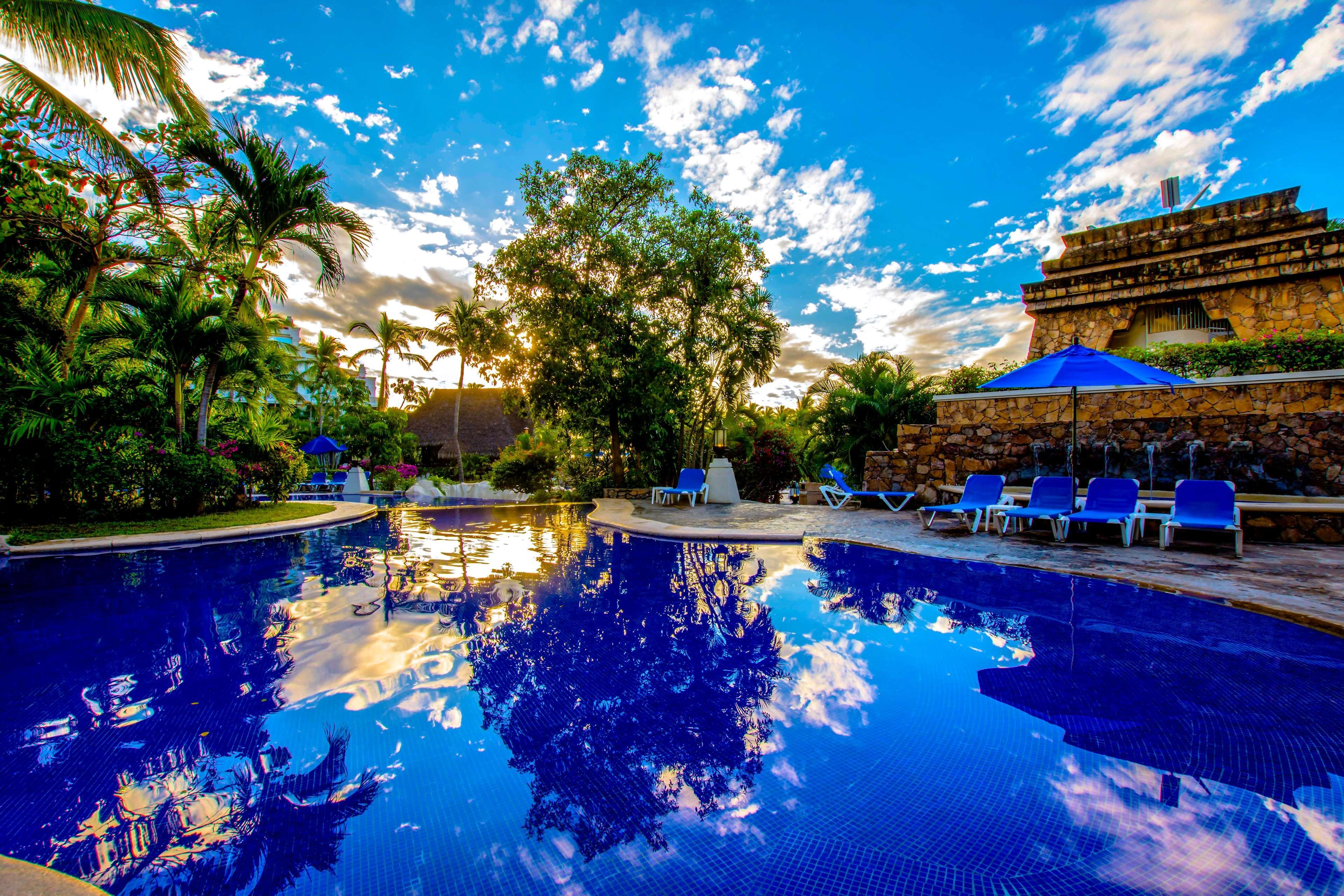 Barcelo Karmina Hotell Manzanillo Exteriör bild The swimming pool at the hotel