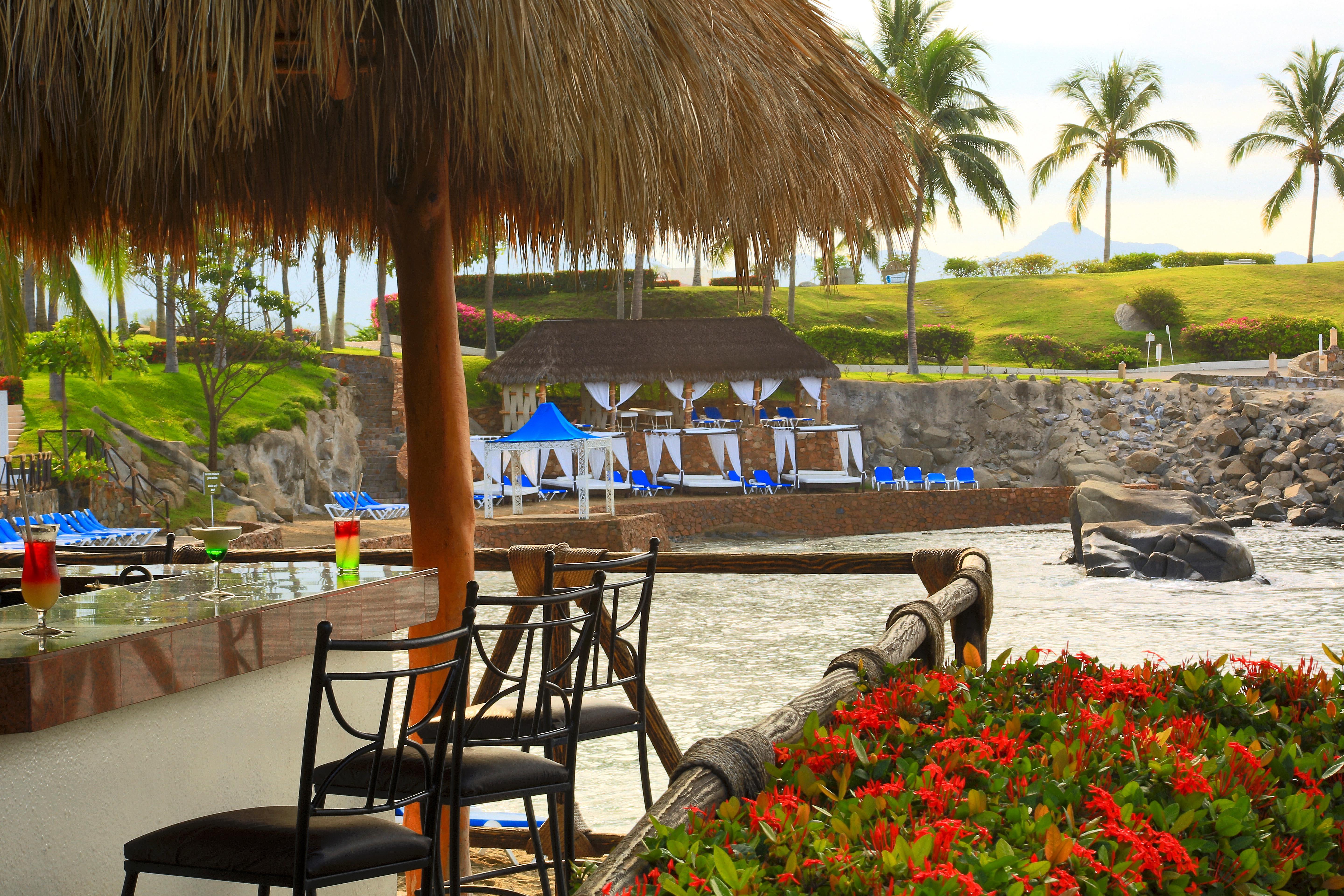 Barcelo Karmina Hotell Manzanillo Exteriör bild The swim-up bar at the Sheraton Vallarta.