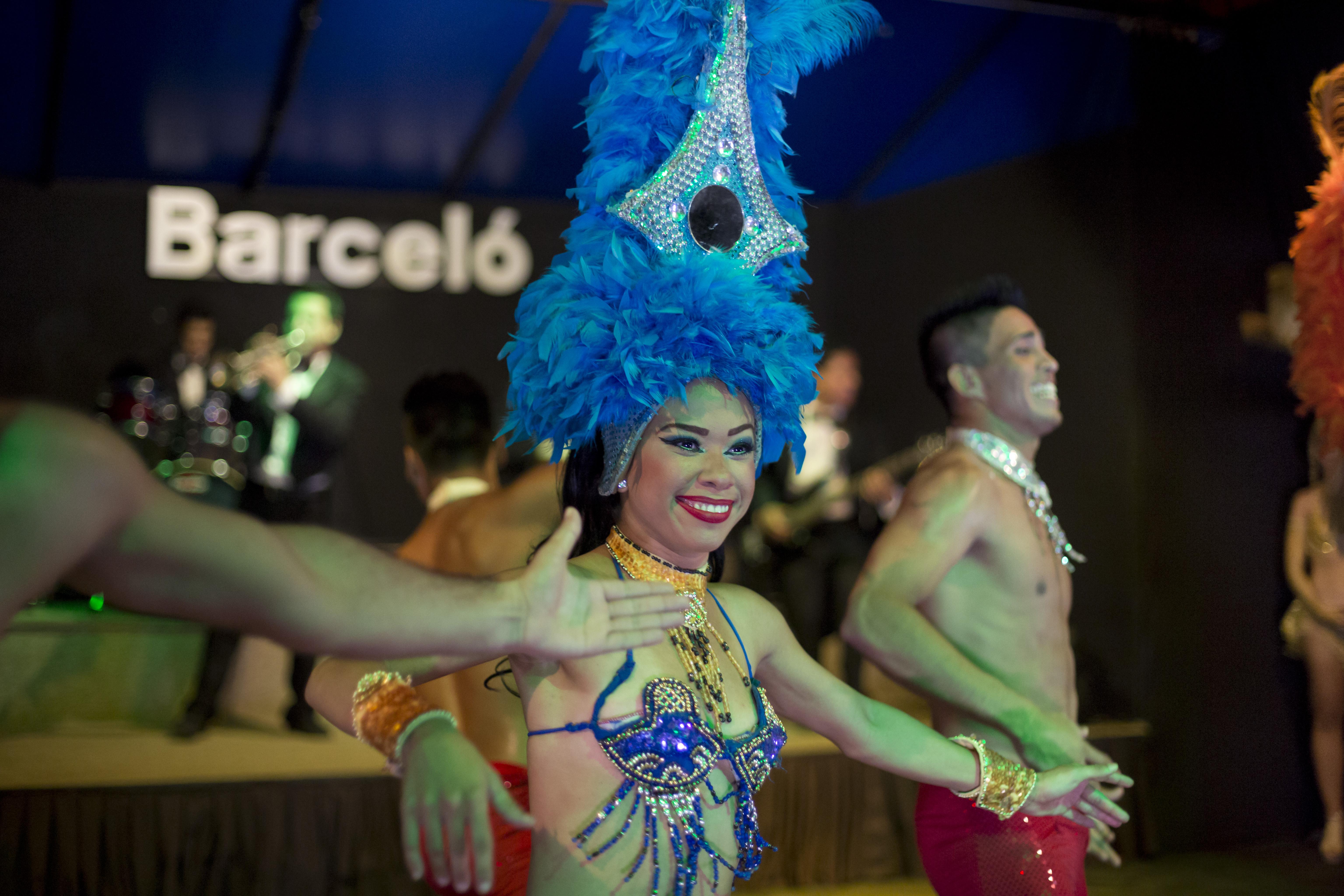 Barcelo Karmina Hotell Manzanillo Exteriör bild Samba dancers at the 2015 World Cup