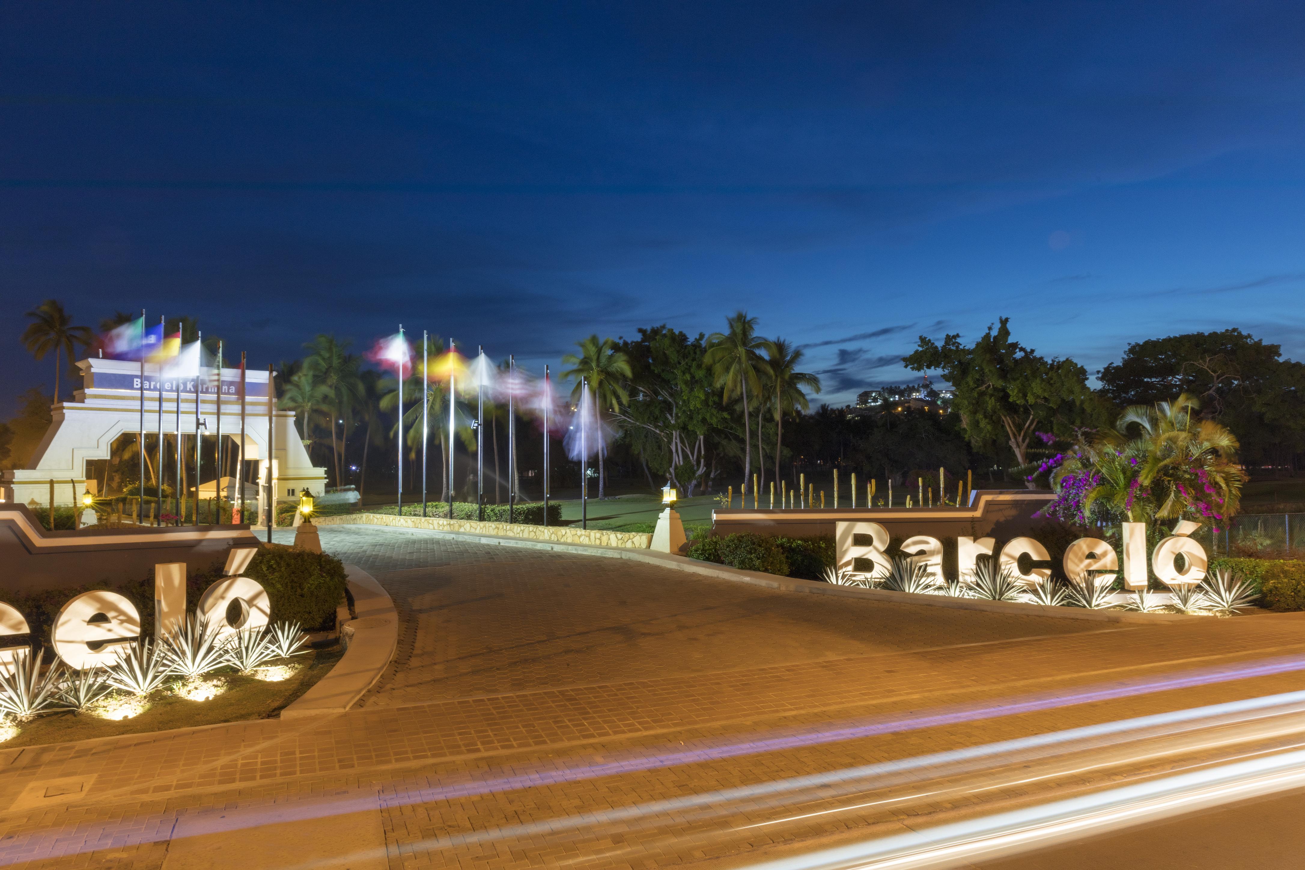 Barcelo Karmina Hotell Manzanillo Exteriör bild Entrance to the resort