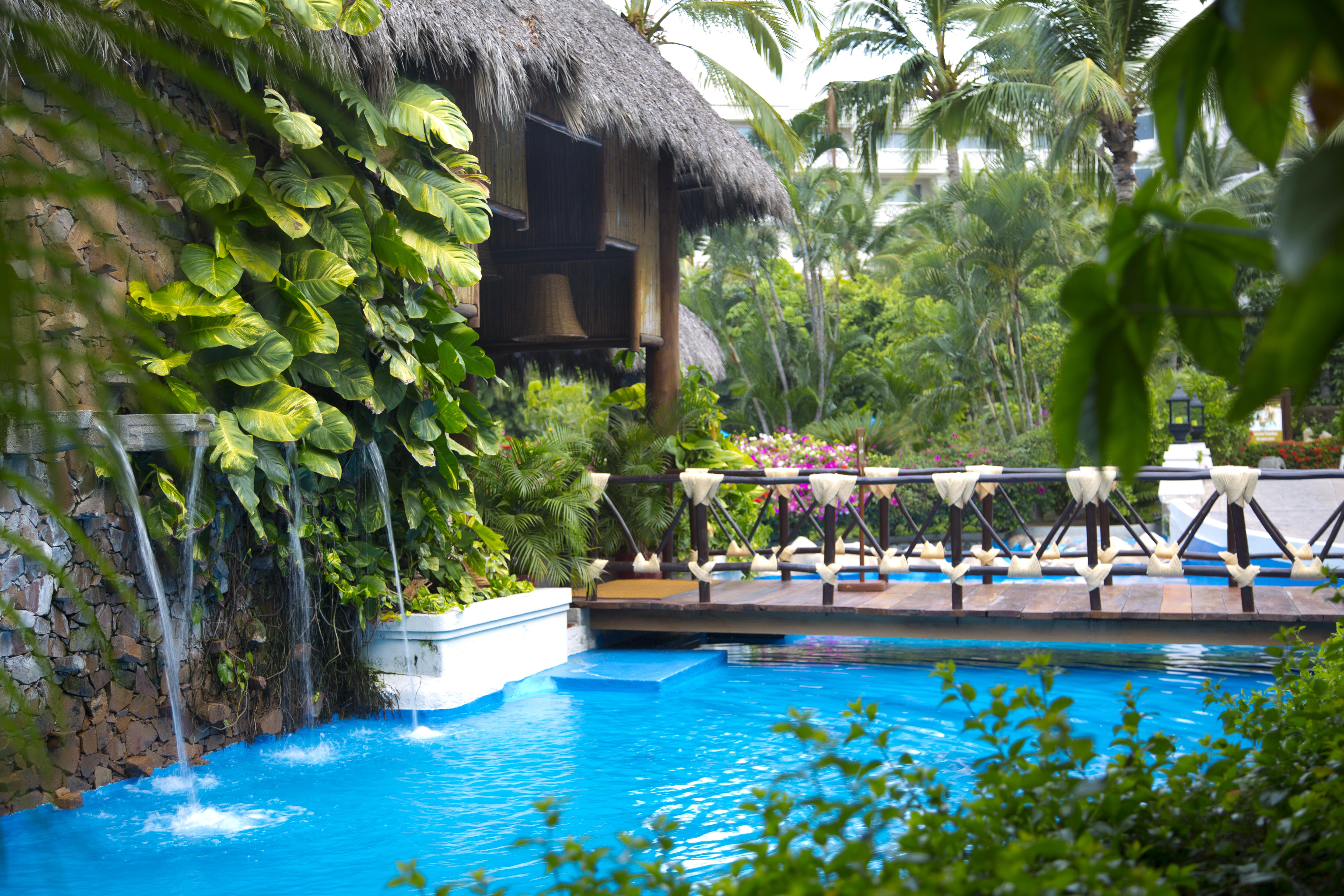 Barcelo Karmina Hotell Manzanillo Exteriör bild The swimming pool at the resort